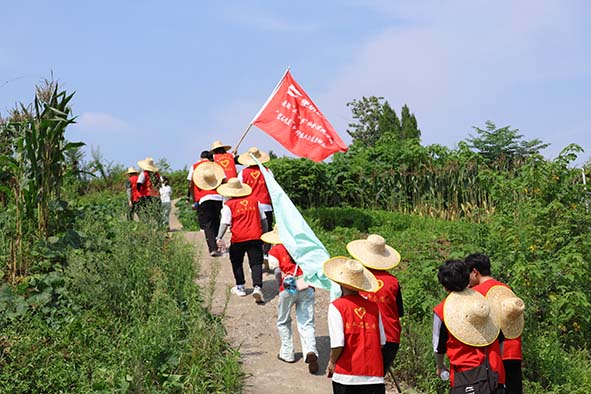 青年聚力情暖一老一幼，腳步不歇丈量青春沃野——“繁花碩果”鄉(xiāng)村振興公益行動隊篤力激活“鄉(xiāng)村振興”一池秋水
