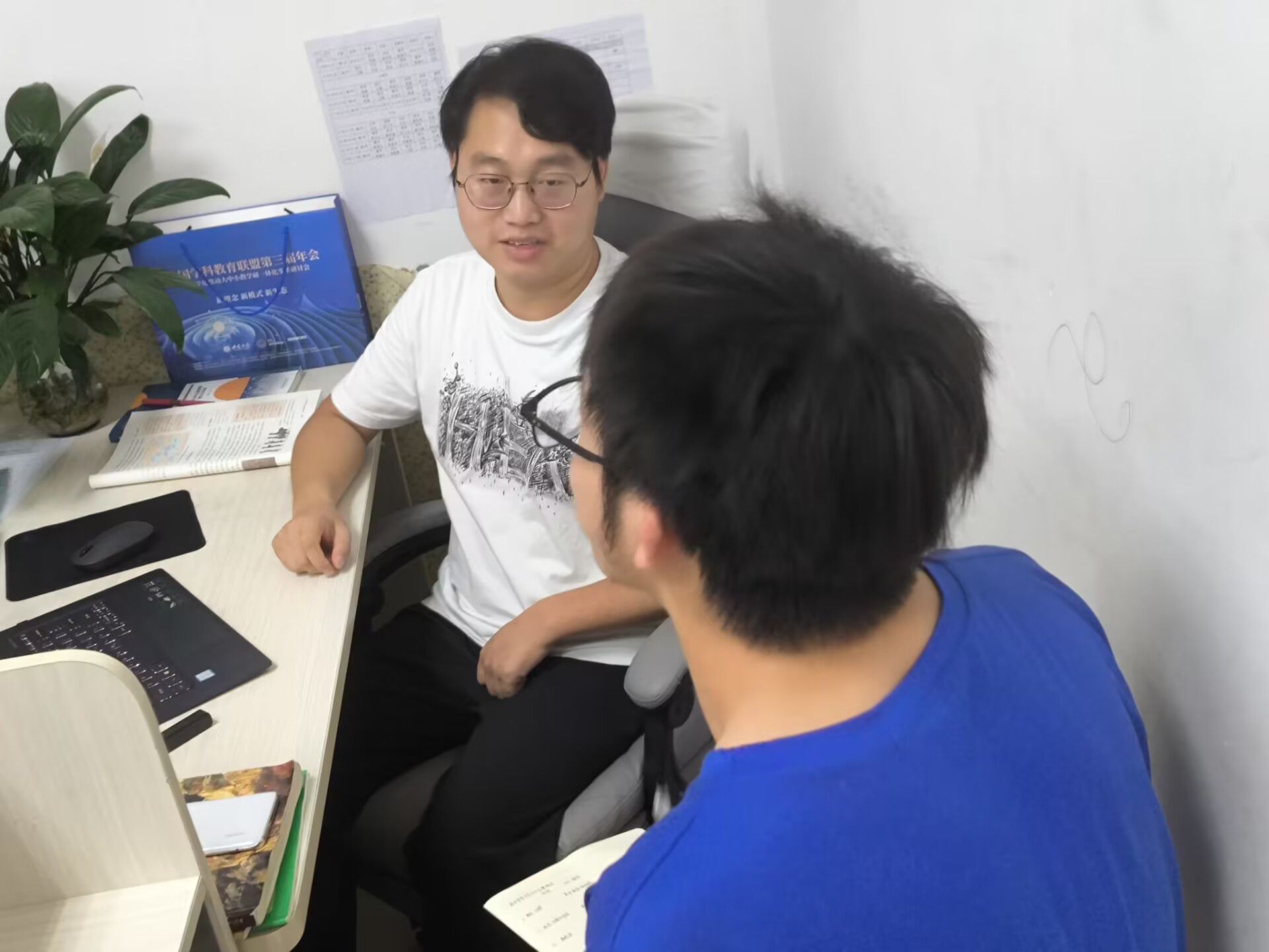 尋跡崢嶸西遷路，奮楫昂揚新征程