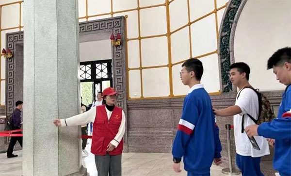 湖南師范大學(xué)于烈士公園開展了“緬懷烈士 信仰長存”志愿活動