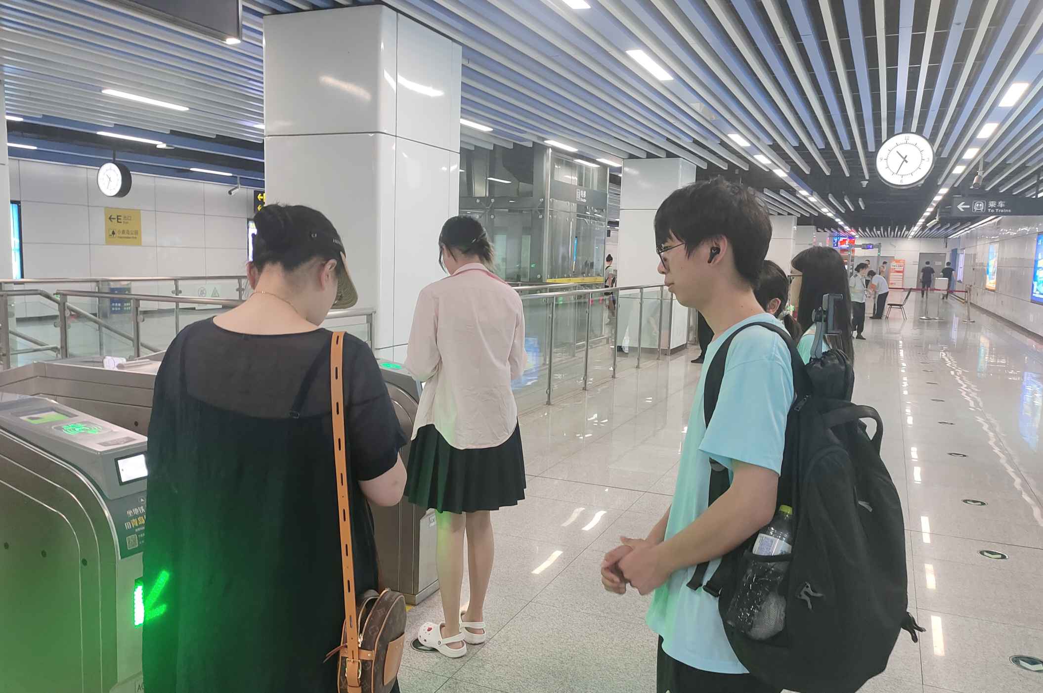 青島科技大學(xué)赴青島市“巡禮藍(lán)海情，筑夢文明行”文明旅游實踐團(tuán)：文明足跡繪地鐵，旅游實踐頌新風(fēng)