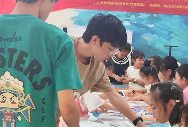 溫暖伴童心，多彩繪未來(lái)