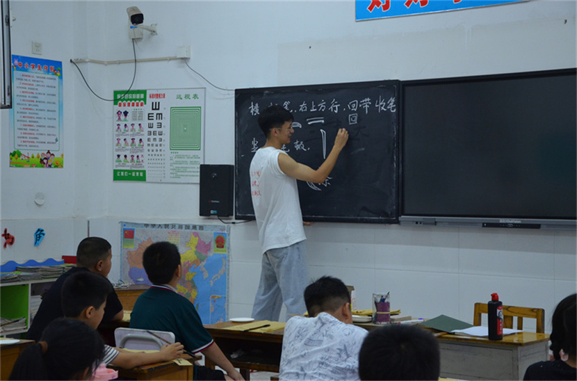 華北電力大學(xué)學(xué)子三下鄉(xiāng)：毛筆書(shū)法學(xué)習(xí)