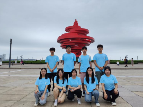 青島科技大學(xué)赴青島市“巡禮藍(lán)海情，筑夢文明行”文明旅游實踐團(tuán)隊赴五四廣場、小麥島、棧橋參觀——文明出行， 一路潔凈