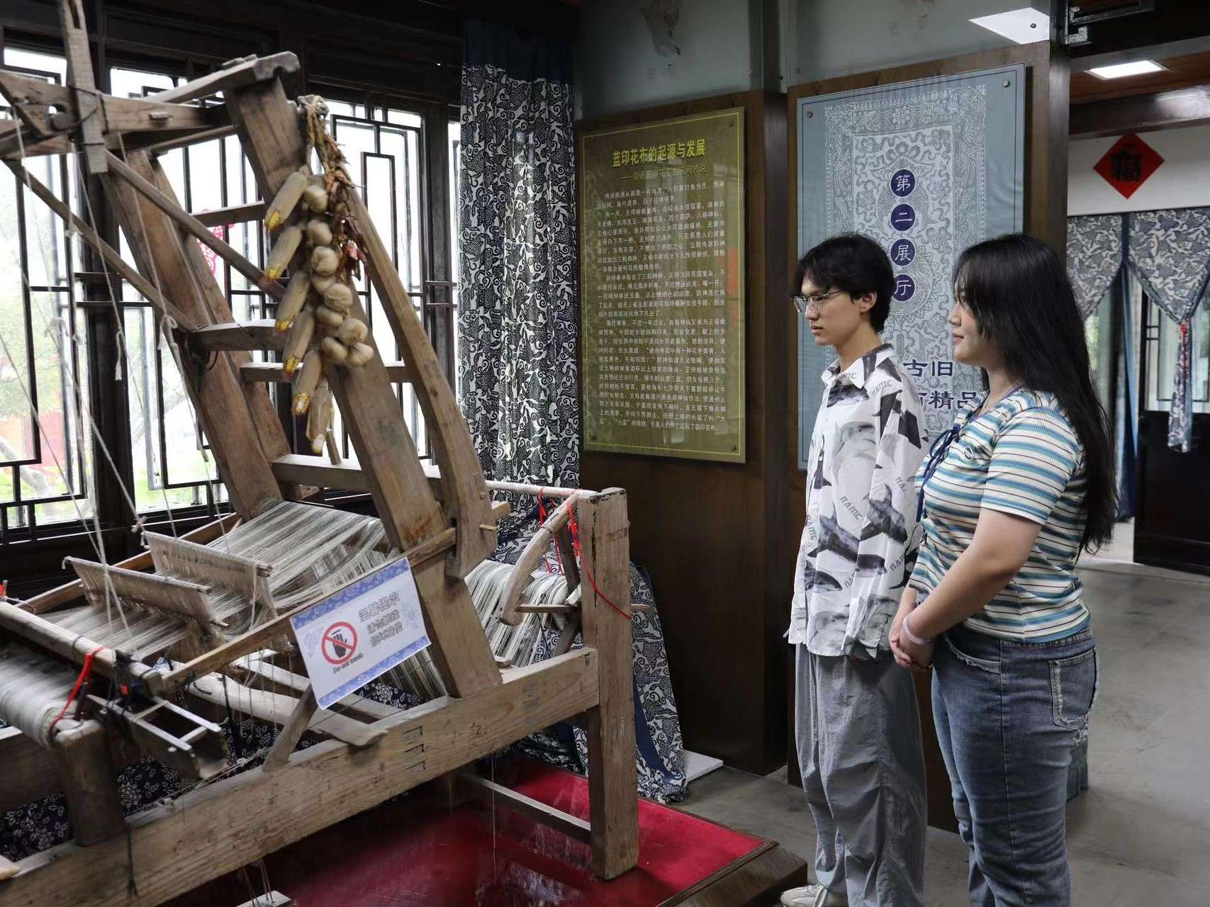 無錫學(xué)院學(xué)子三下鄉(xiāng)：鷂影風(fēng)舞通城夢，白袷藍(lán)衫世界心