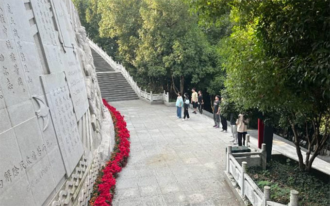 “不忘初心，牢記使命”——參觀烈士陵園