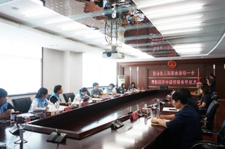 圖為調(diào)研隊(duì)成員在與法院工作人員交流互動(dòng)。