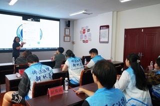 圖為調(diào)研隊(duì)成員在聽取溯源治理工作的報(bào)告。